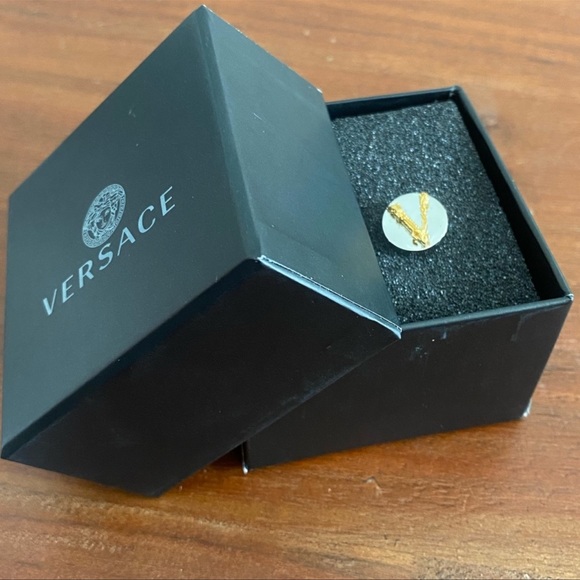 Versace virtus stud earrings - Picture 7 of 7